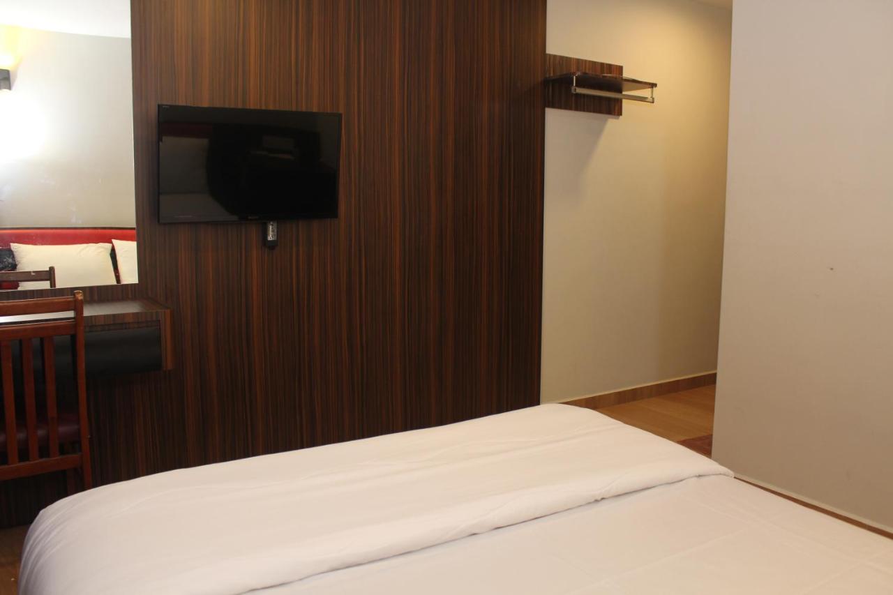 Oyo 90027 Happy Hotel Джохор-Бару Екстер'єр фото