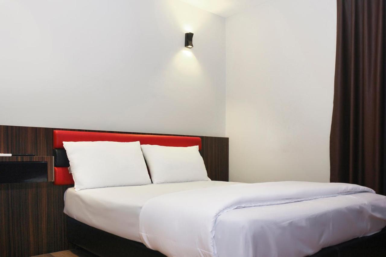 Oyo 90027 Happy Hotel Джохор-Бару Екстер'єр фото