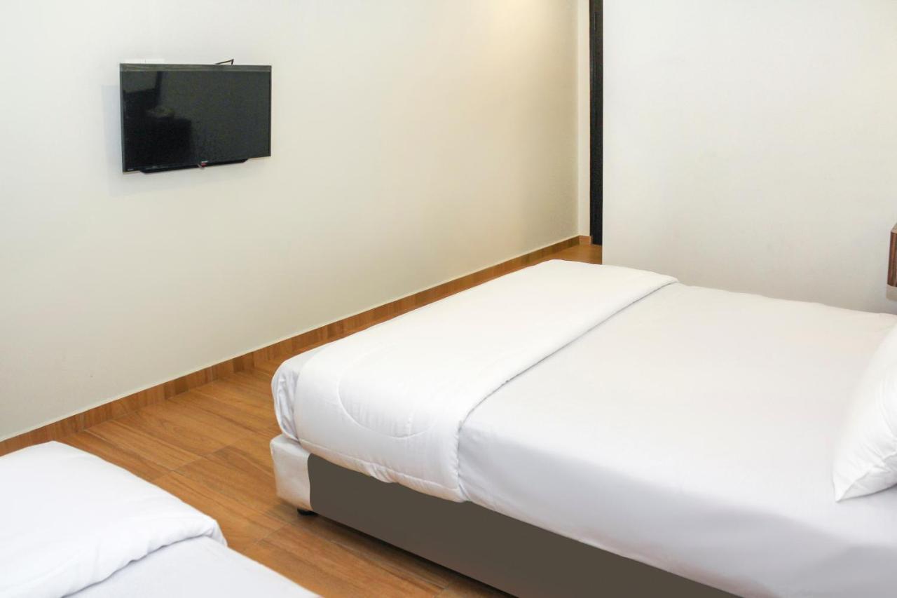 Oyo 90027 Happy Hotel Джохор-Бару Екстер'єр фото