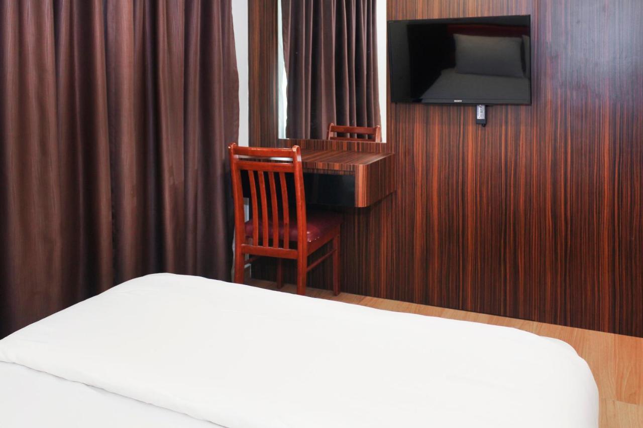 Oyo 90027 Happy Hotel Джохор-Бару Екстер'єр фото