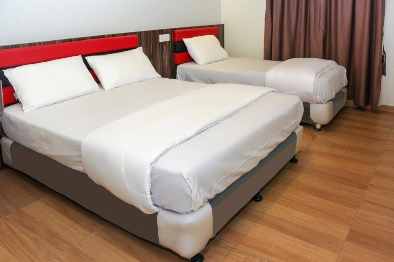 Oyo 90027 Happy Hotel Джохор-Бару Екстер'єр фото
