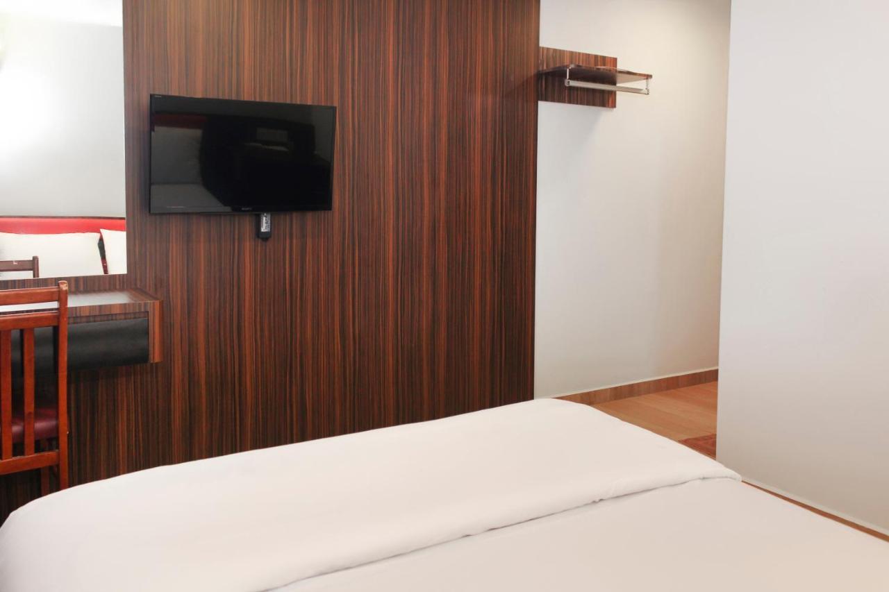 Oyo 90027 Happy Hotel Джохор-Бару Екстер'єр фото
