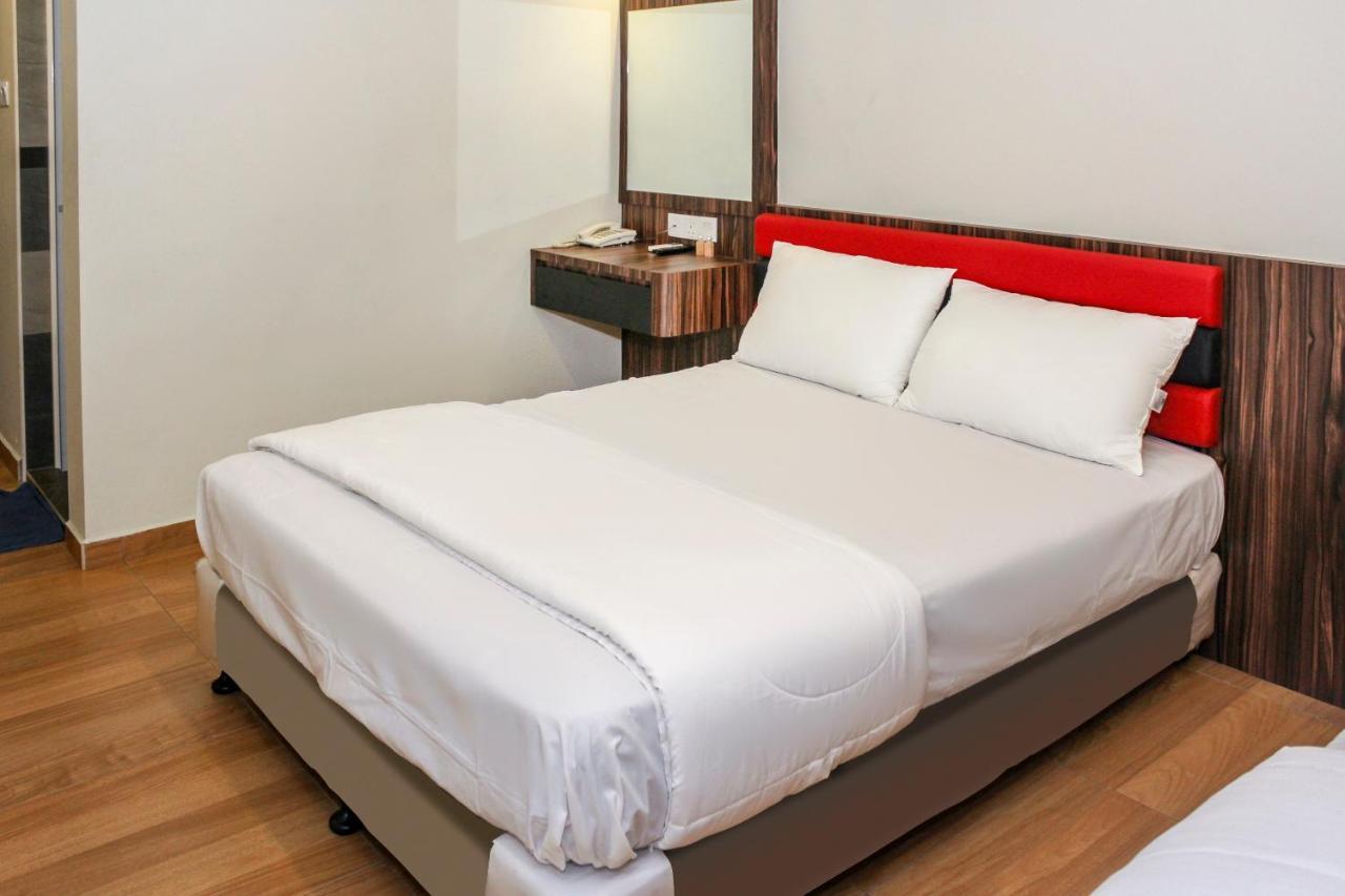 Oyo 90027 Happy Hotel Джохор-Бару Екстер'єр фото