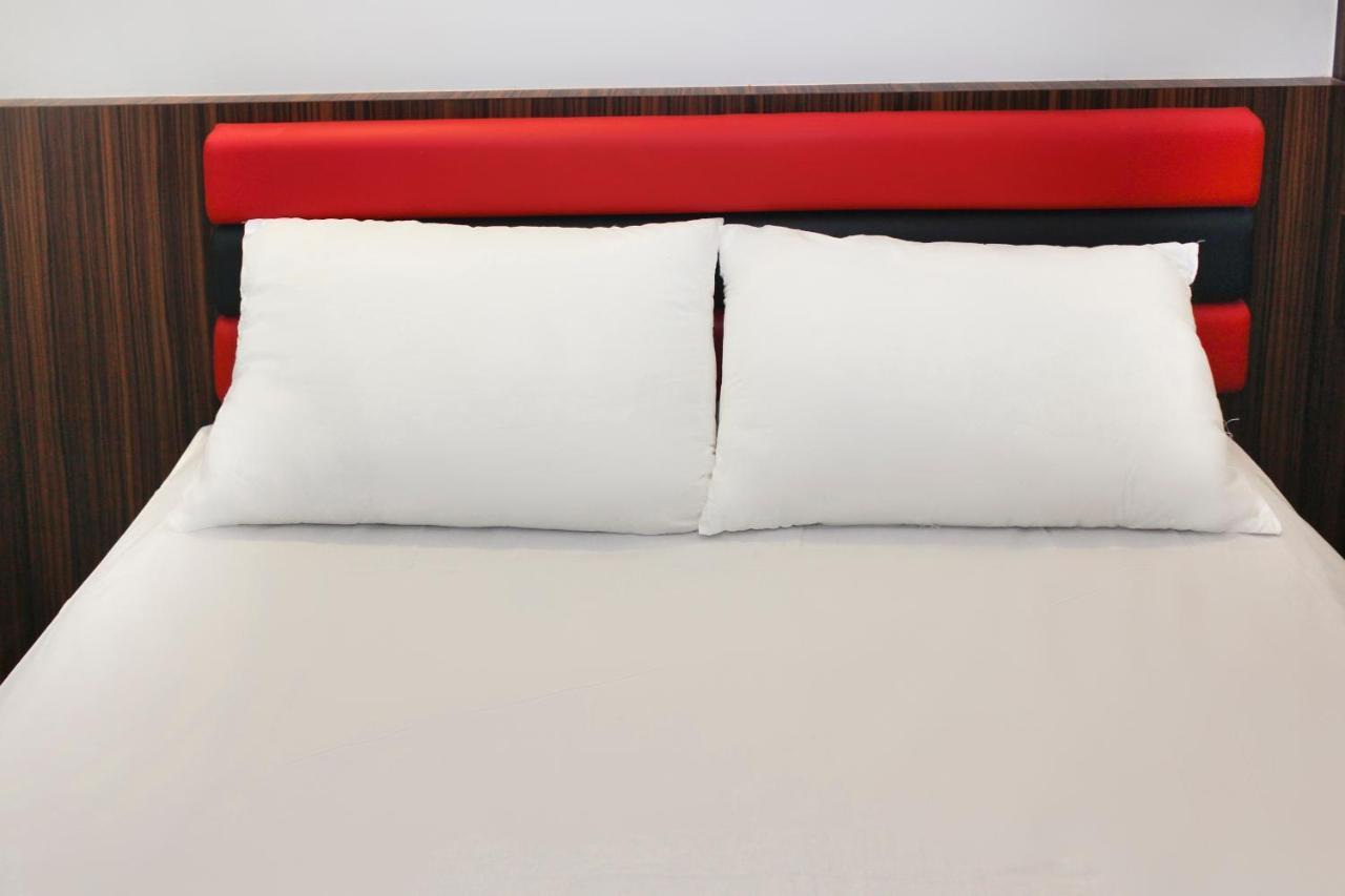Oyo 90027 Happy Hotel Джохор-Бару Екстер'єр фото